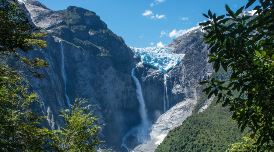 Descubre el impresionante Glaciar Colgante Queulat